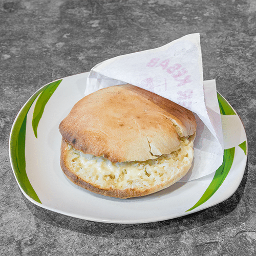 Brot mit Käse und Sauce