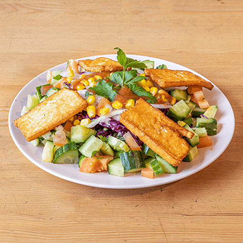 Halloumiteller mit Fleisch, Salat, Halloumi und Brot