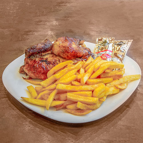 Halbes Grillhähnchen mit Pommes frites,