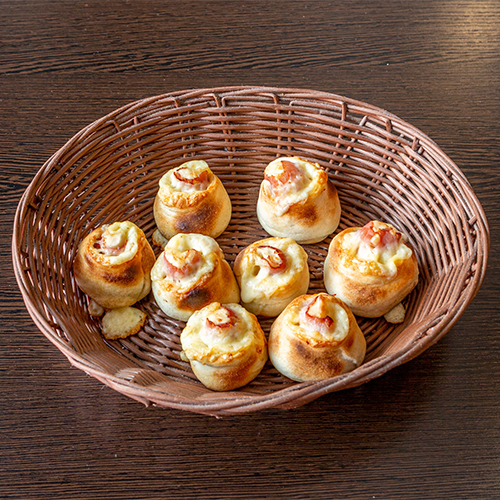 Gefüllte Pizzabrötchen mit Käse