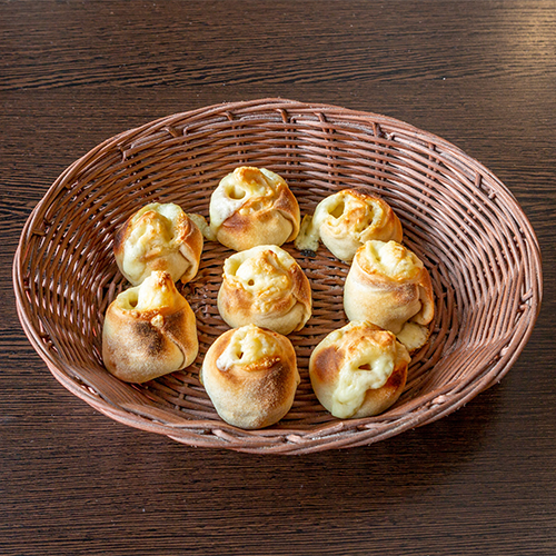 Gefüllte Pizzabrötchen mit Käse und Schinken
