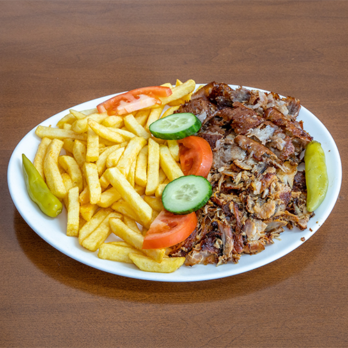 Döner-Teller mit Pommes frites und Sauce