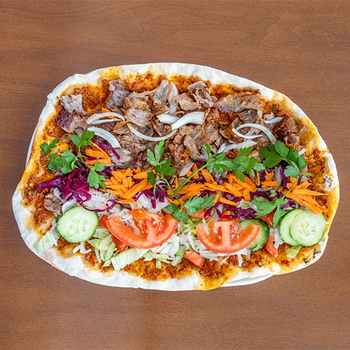 Lahmacun mit Salat und Dönerfleisch
