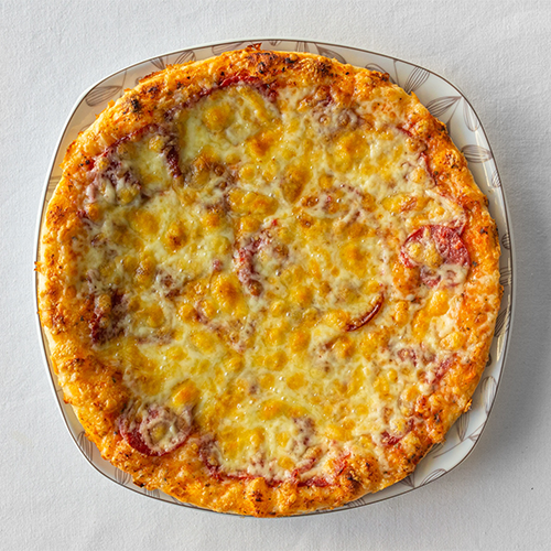 Pizza türkische Salami, Champignons und Zwiebeln