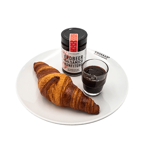 Französisches Croissant mit Marmelade