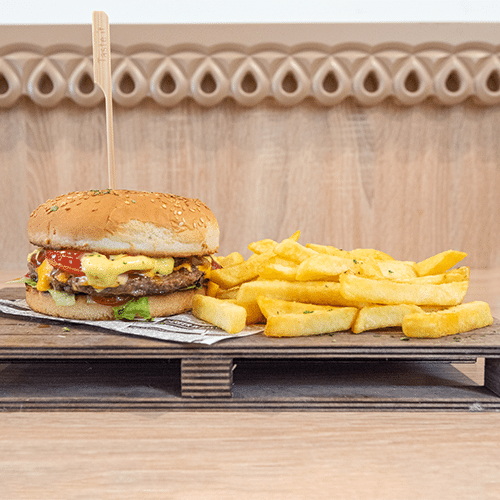Cheeseburger mit Pommes frites