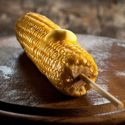 Warmer Maiskolben mit Butter