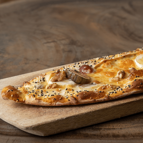 Pide Ziegenkäse und Grapes (vegetarisch)