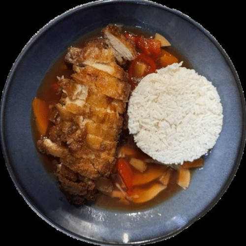 Gebackene Hühnerbrust und Süß-Sauer-Sauce mit Ananas