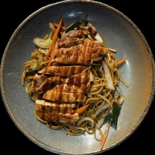 Hausgemachte Eiernudeln mit Gemüse und gegrilltem Chicken Teriyaki