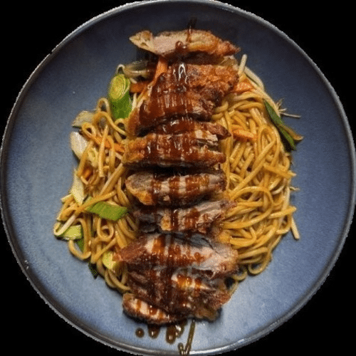 Hausgemachte Eiernudeln mit Gemüse und knuspriger Ente Teriyaki