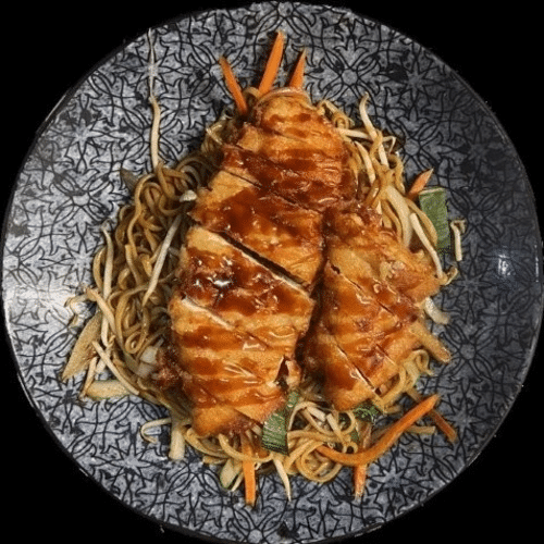 Hausgemachte Eiernudeln mit Gemüse und gebackener Hühnerbrust