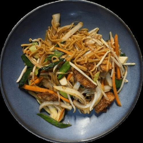 Hausgemachte Eiernudeln mit Gemüse und gebratenem Seitan-Tofu-Mix (vegetarisch)