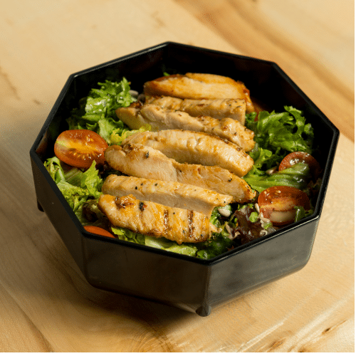Grüner Salatmix mit Hähnchenbrust