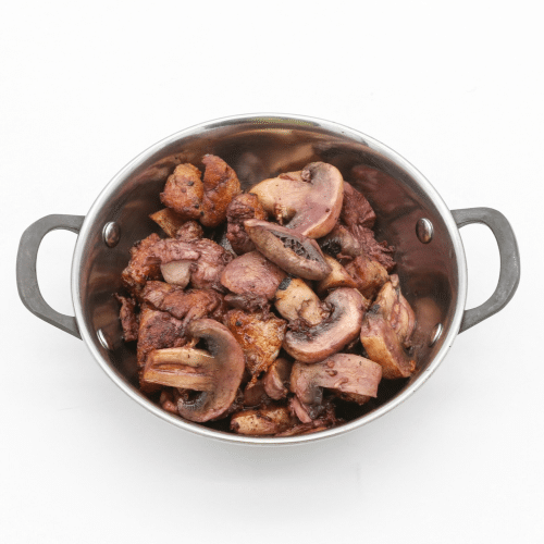 Pollo con champiñones en vino