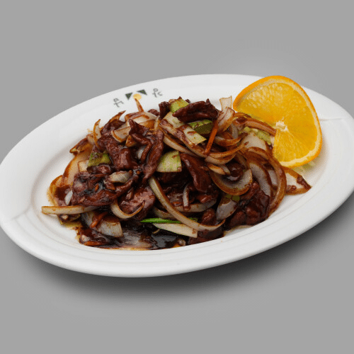 Gebratenes Rindfleisch mit Zwiebeln