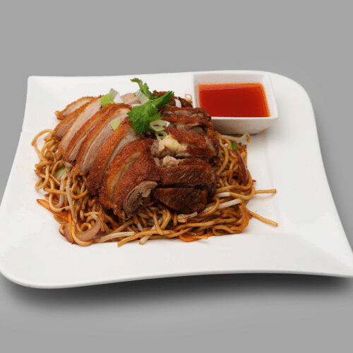 Gebratene Nudeln mit knusprigem Hühnerfleisch