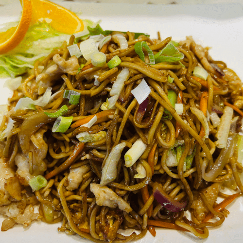 Gebratene Nudeln mit Hühnerfleisch