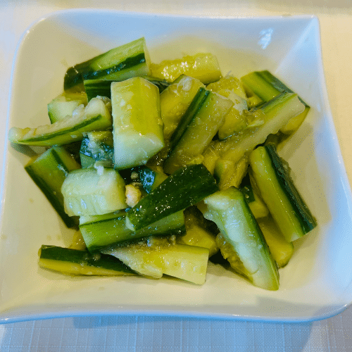 Gurken mit Soße aus Lauchzwiebelöl