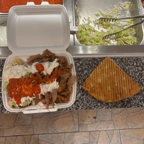 Döner Teller mit Salat, Fleisch und Brot,