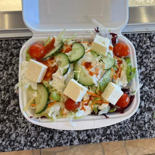 Salat mit Käse und Dressing