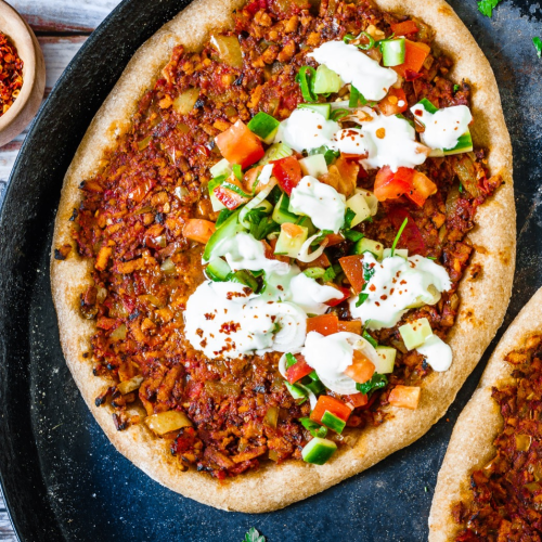 Lahmacun mit Salat