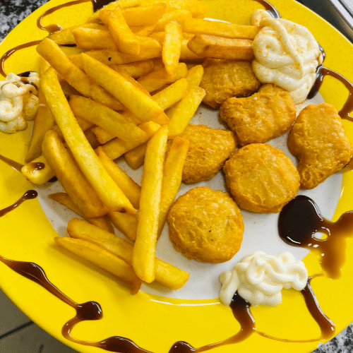 Chicken-Nuggets mit Pommes - 6 Stück