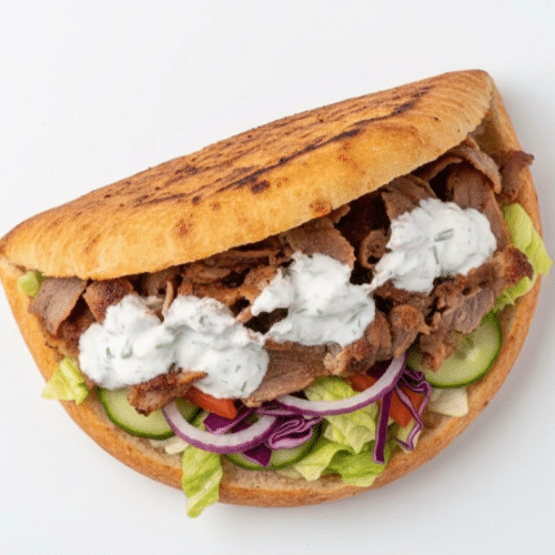 Döner-Kebap-Tasche mit Zwiebeln, Tzatziki und Salat