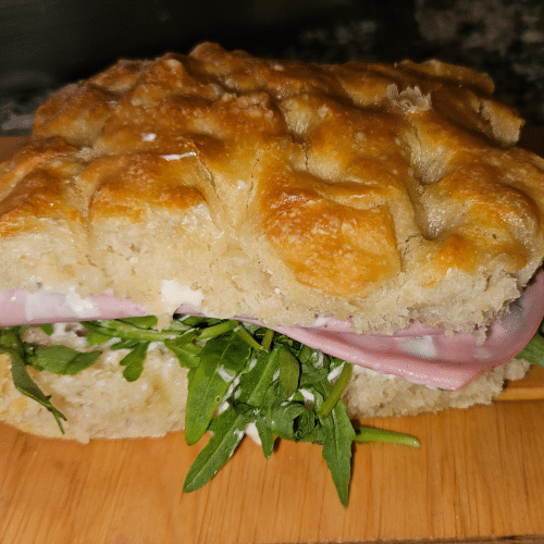Focaccia mit Porchetta, Mozzarella und Rucola
