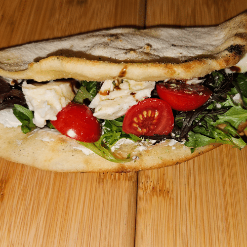 Panuozzo mit frischen Tomaten, Mozzarella und Rucola