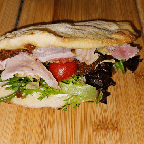 Panuozzo mit Porchetta, Mozzarella und Rucola