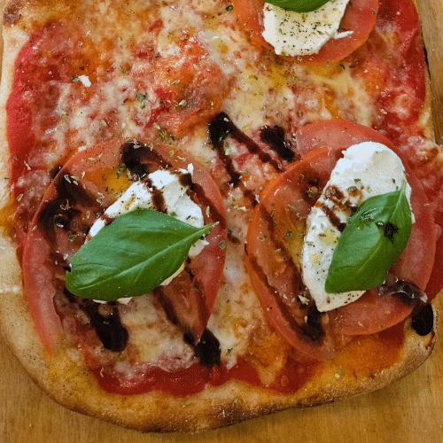 Pizzaschnitte mit frischen Tomaten und Mozzarella
