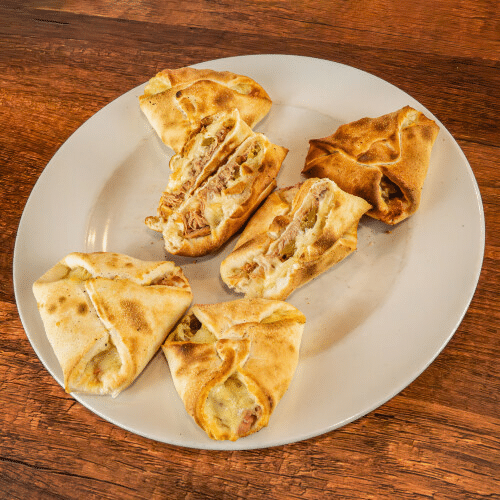 Gefüllte Pizzabrötchen mit Thunfisch, Käse, milde Jalapenos