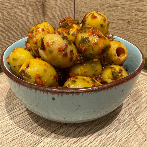 Haus eingelegte scharfe Oliven mit Knoblauch (200g)
