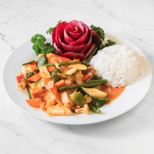 Rotes Thai-Curry mit verschiedenem Gemüse und Tofu