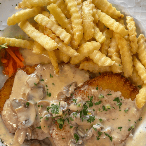 Panierter Schweinelachs mit Champignonsauce