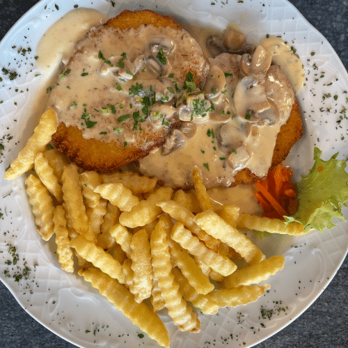 Paniertes Hähnchenbrustfilet mit Champignonsauce