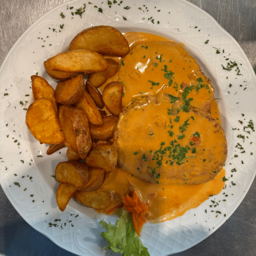 Paniertes Hähnchenbrustfilet mit Metaxasauce mit Pilz order ohne