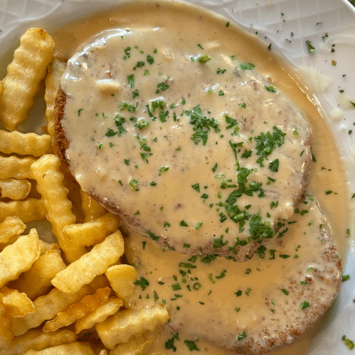 Paniertes Hähnchenbrustfilet mit Sahnesauce