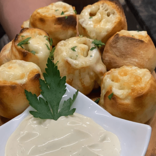 Gefüllte Pizzabrötchen mit Käse