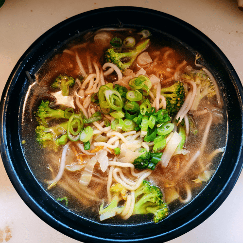 Nudel Suppe mit Gemüse