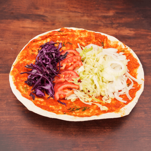 Lahmacun mit Salat
