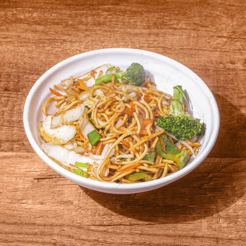 Gebratene Nudeln mit verschiedenem Gemüse