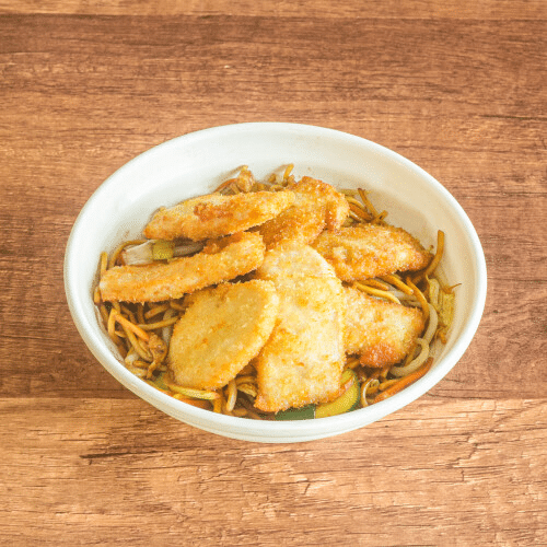 Gebratene Nudeln mit paniertem Hähnchenfleisch