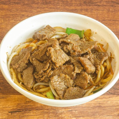 Gebratene Udon mit Rindfleisch