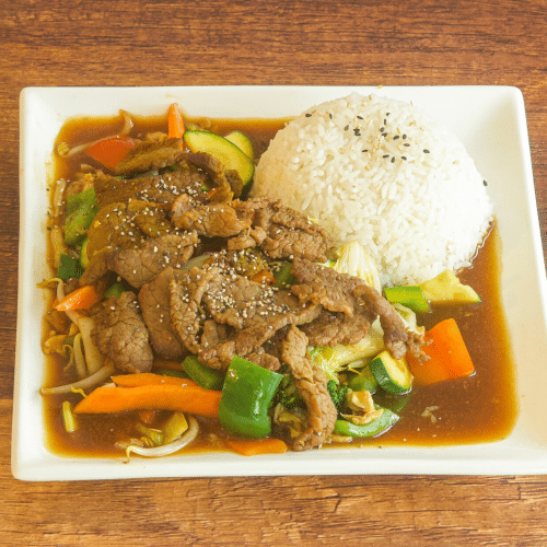 Rindfleisch mit schwarzem Pfeffer und Gemüse