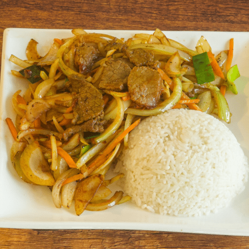 Rindfleisch mit Zwiebeln, Möhren und Porree