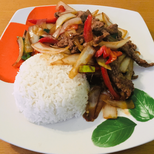 Rindfleisch mit Zwiebeln und Paprika