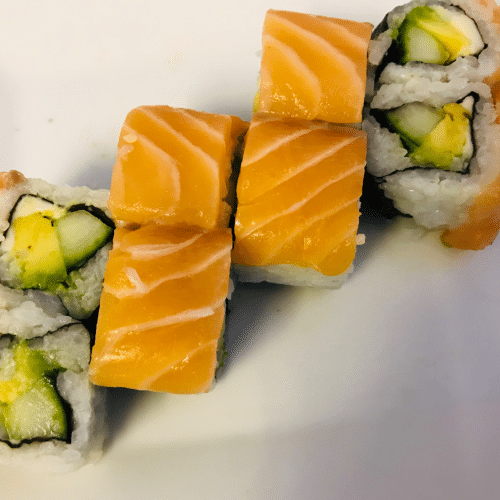 Uramaki mit Avocado, Gurke, Frischkäse und Lachs