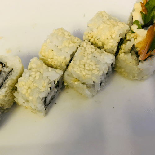 Uramaki mit Garnele, Rucola, Frischkäse und Sesam